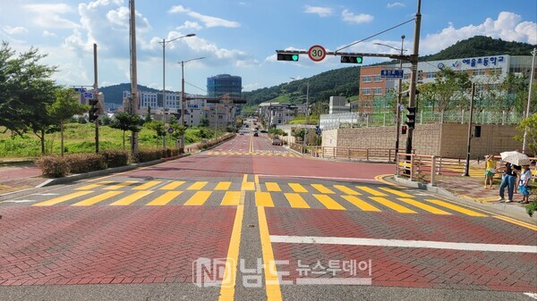 어린이 보호구역 식별 향상을 위한 노란색 횡단보도 설치